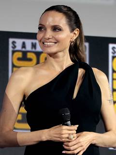 Angelina Jolie nua pelada transando