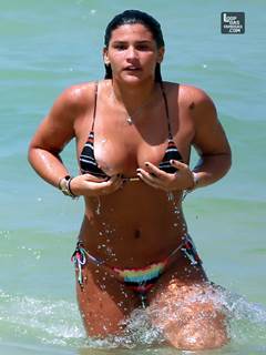 Giulia Costa nua com os peitos de fora na praia